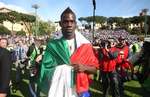 May 16, 2010 - 05916171 date 16 05 2010 Copyright imago IPA Photo Mario Balotelli Inter Milan is Italian Master 16 05 2010 Siena Italy ph Davide Elias IPA Photo PUBLICATIONxNOTxINxITAxNEDxFRA men Football Italy Series A 2009 2010 Siena Italian Master Championship Scudetto Celebrations Vdig 2010 horizontal premiumd Siena Inter Siena Inter sfida Scudetto Tricolore Series A Calcio Soccer Elias IPA.