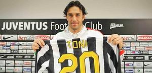TONI Juventus Replace Quagliarella With Toni